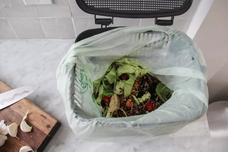 Waarom je keuken steeds weer naar afval ruikt – en hoe dat écht anders kan